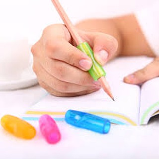 ภาพหน้าปกสินค้าDELI Pencil Holder Helper ปลอกยางจับปากกา/ดินสอ  #0507 ซึ่งคุณอาจชอบราคาและรีวิวของสินค้านี้