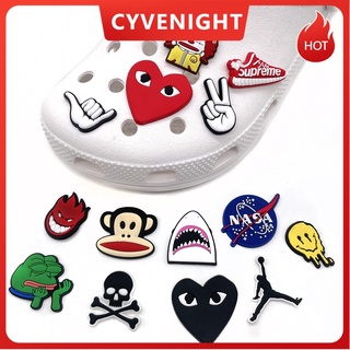 จี้การ์ตูนกราฟฟิตี้ ดอกไม้ พีวีซี แนวสตรีท แฟชั่น สําหรับตกแต่งรองเท้า Crocs