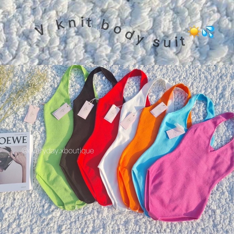 ภาพหน้าปกสินค้าV knit bodysuit ️ (390ฟรีส่ง) บอดี้สูทคล้องคอวี เนื้อผ้าไหมพรมยืดหยุ่นได้เยอะ ทรงสวยเป๊ะปัง มาในโทนสีสดใสรับซัมเมอร์ จากร้าน everydayshop.xboutique บน Shopee