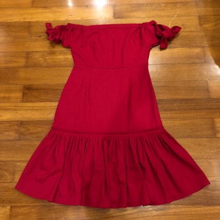 Lyn Around dress Red new size L เปิดไหล่ โบว์ที่แขน เก๋มากค่ะ สวยสุดในงาน