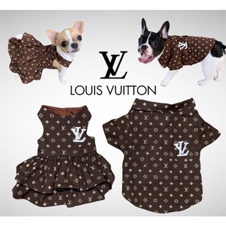 ภาพหน้าปกสินค้าชุดสุนัข LV. หลุยส์ เสื้อหลุยส์วิคตอง ชุดคู่น้องหมาน้องแมว เสื้อสุนัขน่ารัก ที่เกี่ยวข้อง