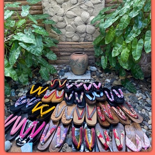 สินค้า เกี๊ยะไม้ มีทั้งของเด็ก และ ผู้ใหญ่ รองเท้าผ้าทอลาย งานเพ้นท์มือ จากไม้ธรรมชาติ งานเซท อ่านรายละเอียด👇เพิ่มเติม