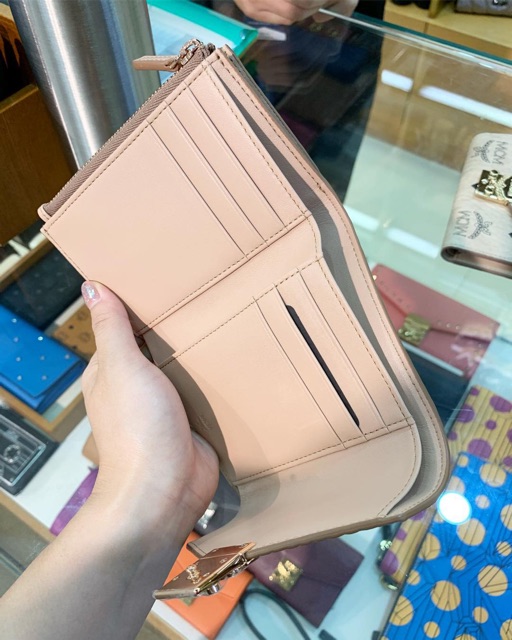 กระเป๋าตังค์ใบสั้น-mcm-มี-2สีนะคะ-ใบนี้ใส่บัตร-แบงค์-เหรียญ-ครบเลยคะ-ลดราคาเหลือ-6990-บาทคะ-ถูกมากกก