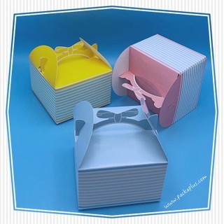Cookies Box กล่องเค้ก คุกกี้ ลายเส้นสลับสีน่ารัก ฝาแบบปิดเกี่ยวหูด้านข้าง ตรงกลางเป็นหูหิ้วรูปโบว์สีตามกล่อง แพค 10ใบ
