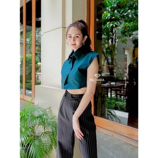 PACHARA เซ็ต 2 ชิ้น เสื้อครอปคอปกสีเขียวเข้ม แมทช์คู่กับกางเกงขายาวเอวสูงสีดำ เนื้อผ้าหนาทอลายริ้วสีขาว