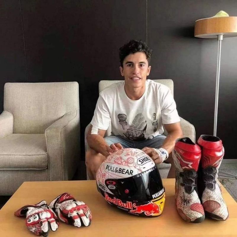 หมวกกันน็อคมาร์คมาร์เกซนักแข่ง-motogp-เบอร์-93-shoeix14-red-bull-หมวกกันน็อคลายกระทิงแดงสีขาวน้ำเงินหมวกกันน็อคสีขาวแดง