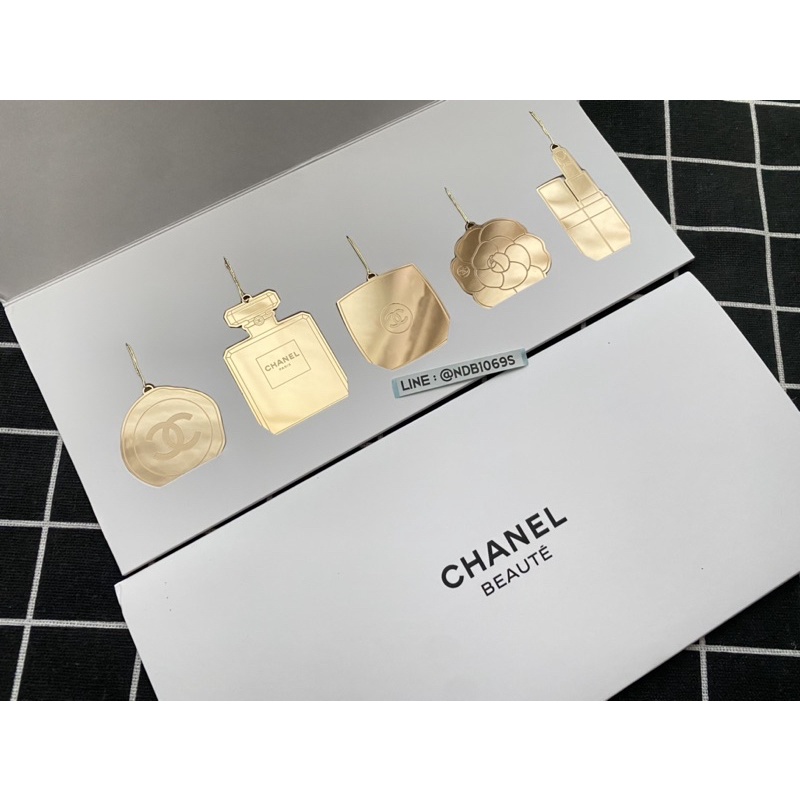 chanel2hand99-vip-gift-แท้-chanel-ornament-hanging-no5-camellia-lipstick-powder-case-ชาเนล-2021-compliments-of-chanel