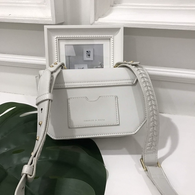 charles-and-keith-boxy-crossbody-bag-ส่งฟรีems