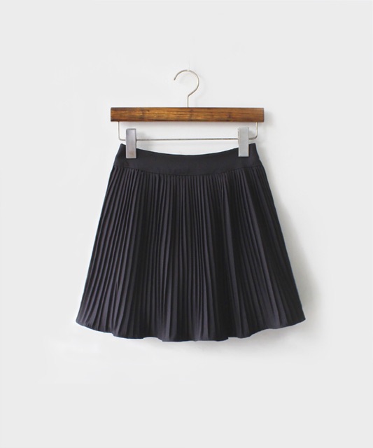 black-pale-pleated-skirt