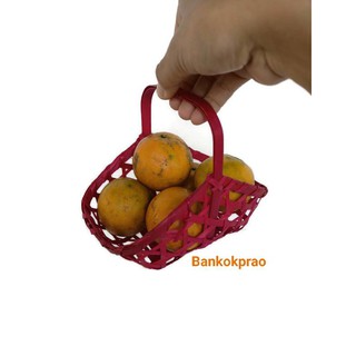 ภาพหน้าปกสินค้าตะกร้าสาน ตะกร้าไม้ไผ่ใบเล็ก ชะลอมหูหิ้ว ตะกร้าหูหิ้วจิ๋ว (สีแดง) Bamboo Mini Basket ขนาด 11x17.50x9 cm Display Basket ที่เกี่ยวข้อง