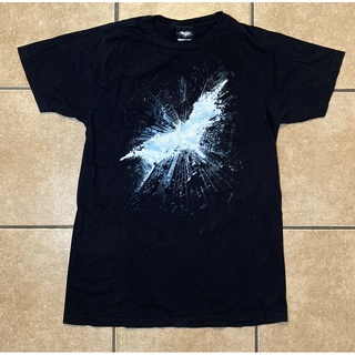 เสื้อยืดผ้าฝ้ายพิมพ์ลายคลาสสิก เสื้อยืด พิมพ์ลายโลโก้ The Dark Knight Rises สไตล์คลาสสิก ไม่ซ้ําใคร สําหรับผู้ชาย 605694