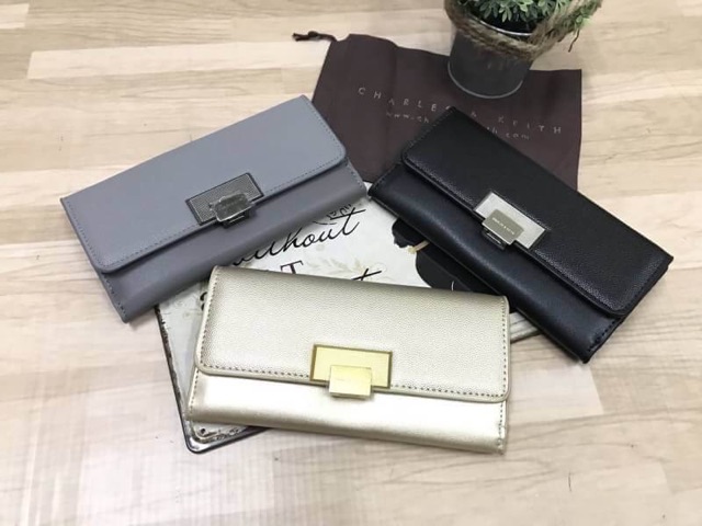 charles-amp-keith-turn-lock-wallet-ของแท้-ราคาถูก