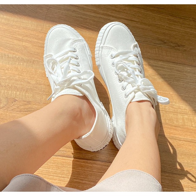 รูปภาพสินค้าแรกของKim&Co. รองเท้าผู้หญิง รองเท้าผ้าใบกันน้ำ รุ่น KF010W มี 2 สี ได้แก่ สีขาวล้วน และสีขาวขอบน้ำตาล