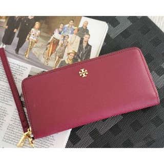 🎀 (สด-ผ่อน) ใบมีตำหนิด่างสี 1 จุด กระเป๋าสตางค์สีแดง 61465 Tory Burch Carter Slim Wristlet Envelope Wallet