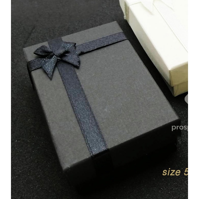 ภาพหน้าปกสินค้ากล่องเช็ตเครื่องประดับ ราคาถูก วัสดุเป็นกระดาษ มีโบว์ ขนาด5x8x2.58cm((04กล่อง)5x8x2.58cmครีมและสีดำ จำนวน 1 ใบ) จากร้าน prosper_packaging บน Shopee