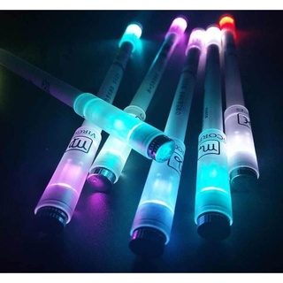ปากกาลูกลื่น 0.5 มม. พร้อมไฟ LED และแบตเตอรี่ เหมาะกับของขวัญคริสต์มาส สําหรับเด็กนักเรียน 1 ชิ้น