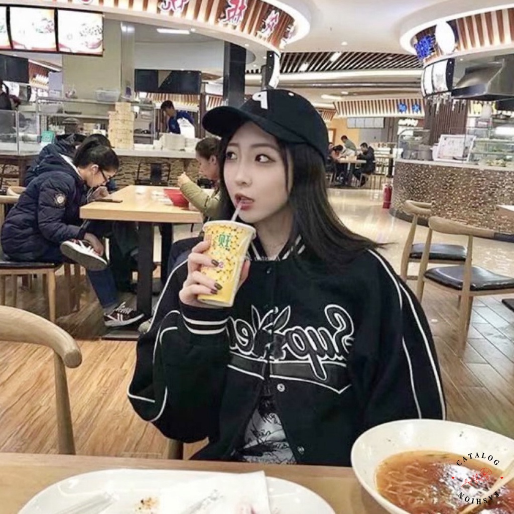 ft-อินเทรนด์-เสื้อแจ็คเก็ตสีดำแต่งแถบขาว-อกปักลายตัวหนังสืออาร์ตๆ