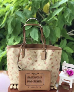 Coach Tote ลายดอกกลับด้านได้