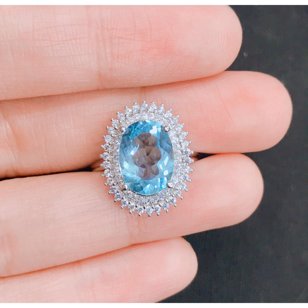 แหวนพลอยสวิสบลูโทพาส-swiss-blue-topaz-สีฟ้าสดล้อมเพชรรัสเซียcz-ตัวเรือนเงินแท้-925-na773