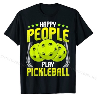 ใหม่ เสื้อยืดผ้าฝ้าย พิมพ์ลายคําคม Happy People Play Pickleball ตลก สําหรับผู้ชาย