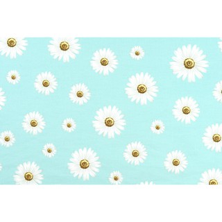[SALE] 45x55 ซม. ผ้าเมตร ผ้าคอตตอน ผ้าฝ้ายแท้ 100% ลายดอกไม้ ดอกเดซี่สีขาว บนพื้นสีฟ้าอ่อน [PFQ521]