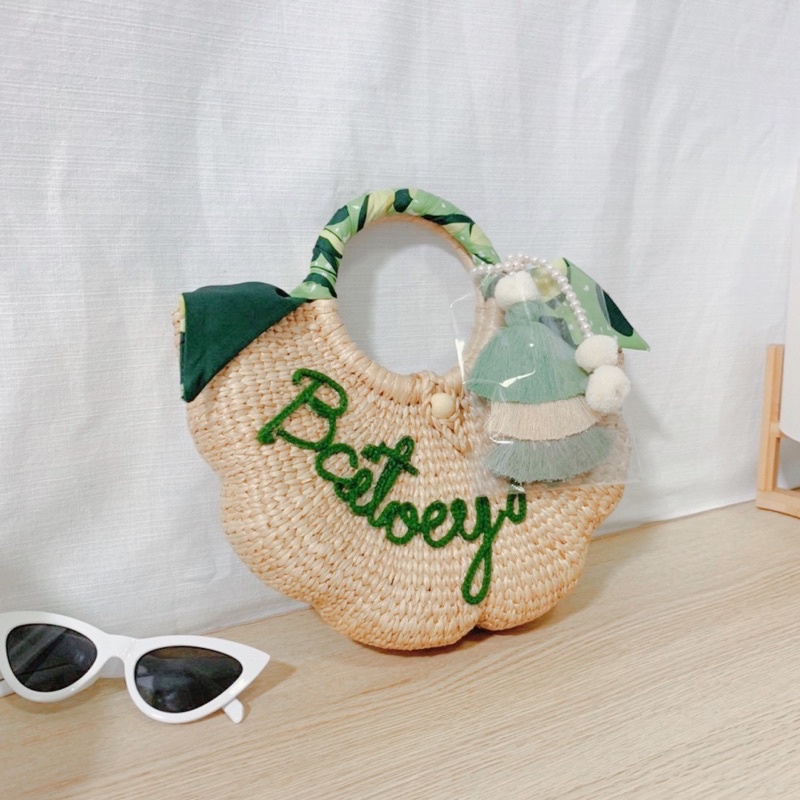 flower-bag-โทนสีเขียว-กระเป๋าสานทรงดอกไม้-แต่งพู่-ผ้าพัน-ติดชื่อไม่จำกัดอักษร