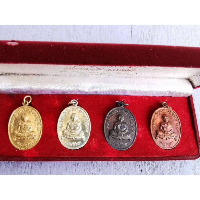 เหรียญ-หลวงปู่ทิม-เหรียญเจริญพร-2-รุ่นไตรมาส-พระครูภาวนาภิรัต-ทิม-วัดระหารไร่-ปี-2518-พร้อมกล่องกรรมการ