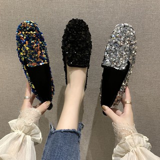 🔥Hot sale！ Social Doudou รองเท้าหญิงรุ่นเกาหลีฤดูร้อนใหม่แบนนักเรียนสีแดงปักเลื่อมรองเท้าขี้เกียจเหยียบ Lok Fu รองเท้า