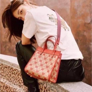 (ผ่อน0%) กระเป๋าสะพายข้าง งานshop Coach Field Tote 22 In Signature Canvas With Heart Print C8391 ลายซีสีน้ำตาล หัวใจแดง