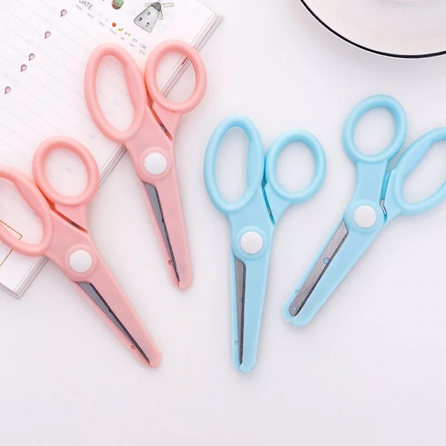 ภาพหน้าปกสินค้ากรรไกร สีพาสเทล (ฟ้า-ชมพู) - Pastel Scissor กรรไกรเด็ก กรรไกรปลายมน จากร้าน ironman.surround บน Shopee