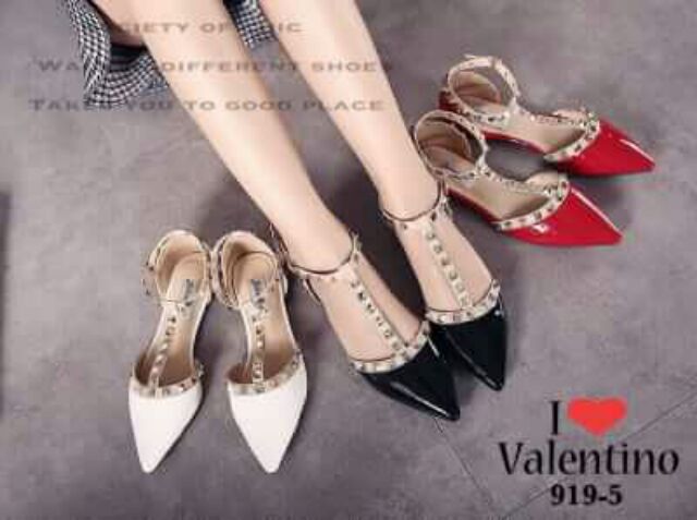 เช็คสินค้าก่อนสั่ง-รองเท้าส้นเตี้ย-หนังแก้ว-ตอกหมุด-สไตล์-valentino