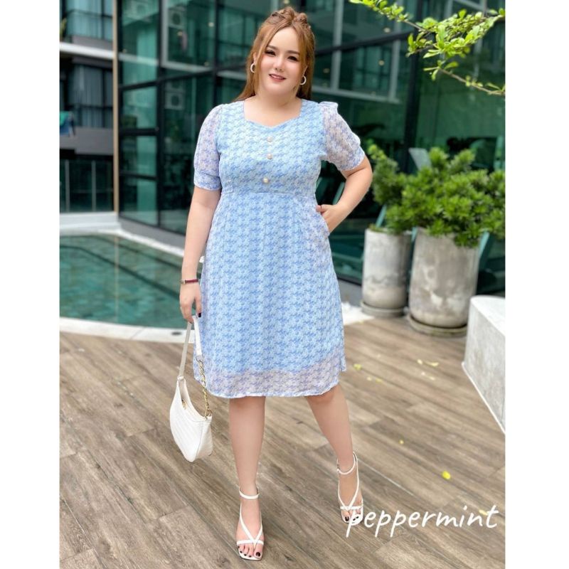 เดรสสาวอวบ-ไซส์-3xl-6xl-เดรสชีฟองมุกเนื้อดี-พริ้วๆลายดอกเล็ก-แต่งกระดุมมุก-นางแบบใส่งานจริง