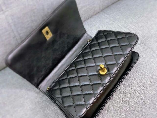 chanel-11-รุ่น-limited-edition-วัสดุหนังแกะลายตารางคมชัด