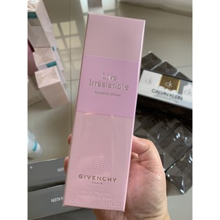 (50 ML) Givenchy Live Irresistible Blossom Crush EDT 50 ml.  กล่องซีล ป้ายคิงพาวเวอร์