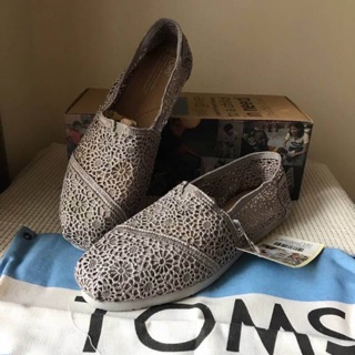 รองเท้า Toms รุ่น silver morocco crochet ลายลูกไม้อมน้ำตาล (outlet)