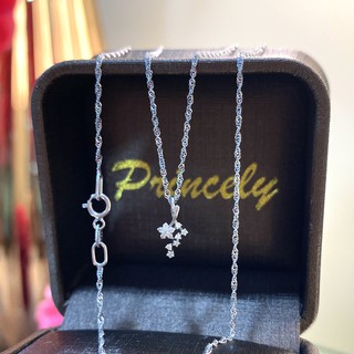 ภาพหน้าปกสินค้าPrincely Diamond Pendant Necklace จี้เพชรแท้พร้อมสร้อยคอทองคำขาว 18K รุ่น charming flowers ที่เกี่ยวข้อง