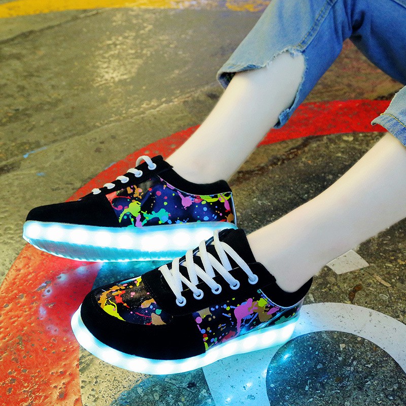 ภาพหน้าปกสินค้ารองเท้าไฟ Led สีสันสดใสรองเท้ารองเท้าชาร์จ USB Led light shoes colorful luminous shoes USB charging shoes