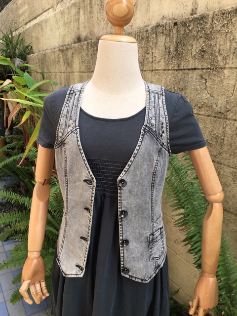 2sis1bro-แบรนด์แท้-mango-jeans-เสื้อกั๊กยีนส์-สีดำ-แต่งหมุอ-มือสอง-พร้อมส่ง-sz-m