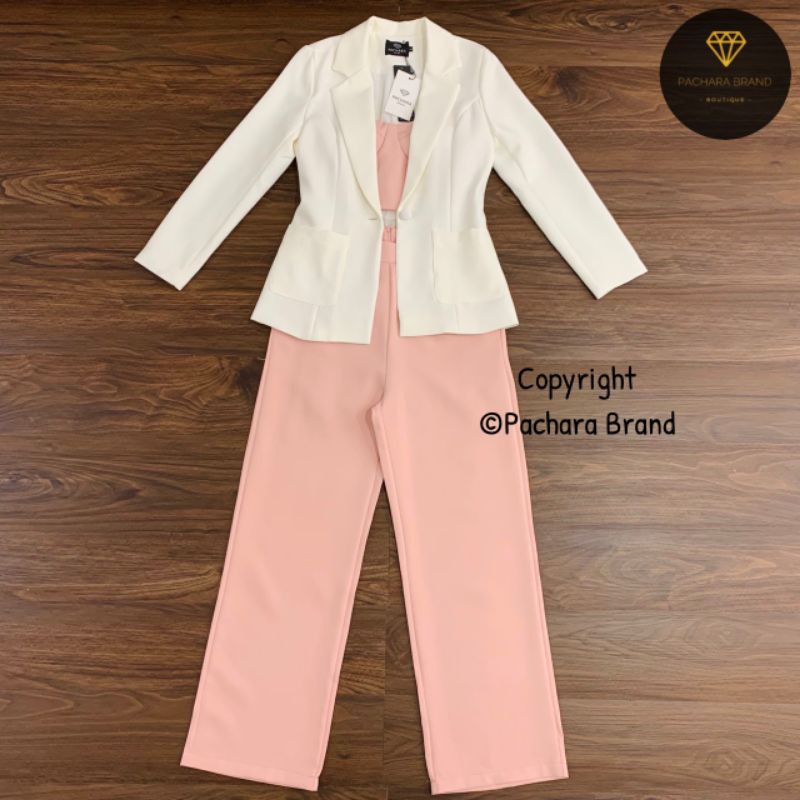 pachara-brand-เซ็ต-3-ชิ้น-เสื้อครอปสายเดี่ยวสีชมพูหวานแมทช์คู่กับกางเกงขายาวเอวสูงมาพร้อมเสื้อสูทสีขาว