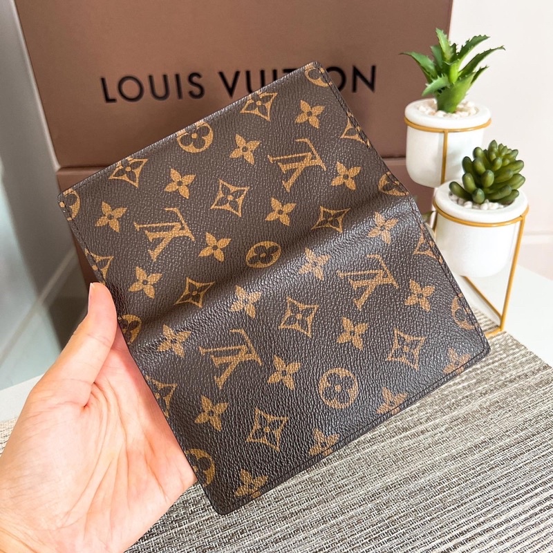 lv-สองพับ-มือสองของแท้-ค่ะ-รบกวนทั่กแชทก่อนสั่งค่ะ