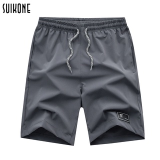 ภาพหน้าปกสินค้าSuikone กางเกงกีฬาขาสั้นชายฤดูร้อนหลวมและแห้งเร็วกางเกงชายหาดบางระบายอากาศ ที่เกี่ยวข้อง