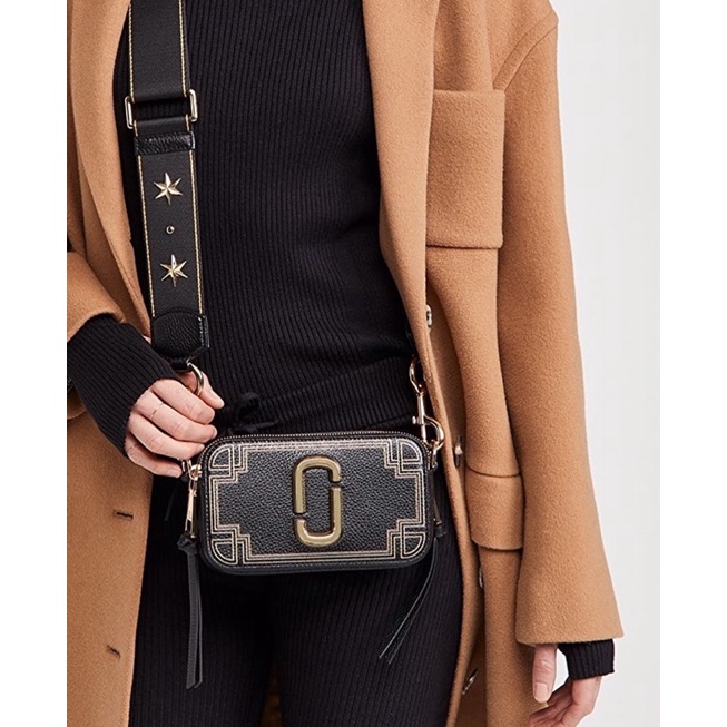 marc-jacob-snapshot-glided-leather-crossbody-สีดำลายบนกระเป๋าเป็นสีทอง-สวยหรูมากค่ะ