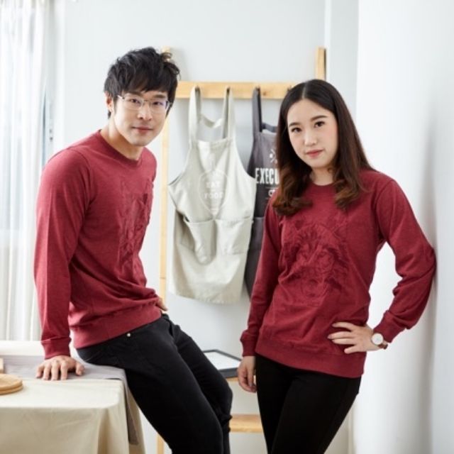 ภาพหน้าปกสินค้าเสื้อแขนยาว Sweater ปัก ลายหมาป่า ผ้านิ่ม COTTON 100% burgundy