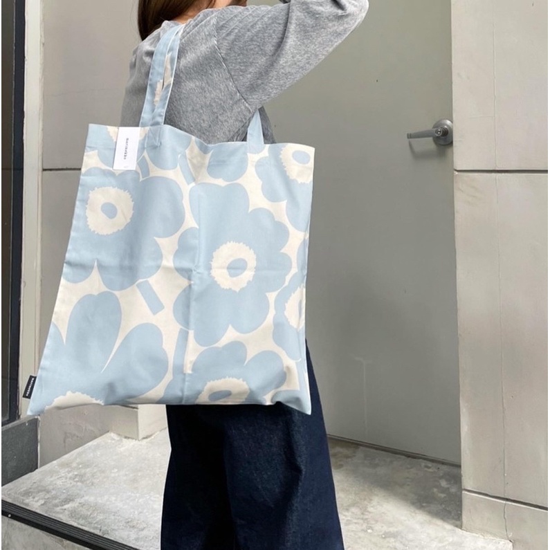 ราคาและรีวิวMarimekko tote bag ดอกสีฟ้าพื้นขาว 100% มีป้ายแท็ก