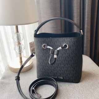 🎀 (สด-ผ่อน) กระเป๋า ทรงขนมจีบ สีดำ ลาย mk 35T0SU2C0B MICHAEL KORS SURI SM BUCKET XBODY LEATHER / Black