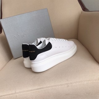 ภาพหน้าปกสินค้าสินค้าใหม่  รองเท้าลำลองคลาสสิค รองเท้าสีขาวเล็กน้อย ซึ่งคุณอาจชอบราคาและรีวิวของสินค้านี้