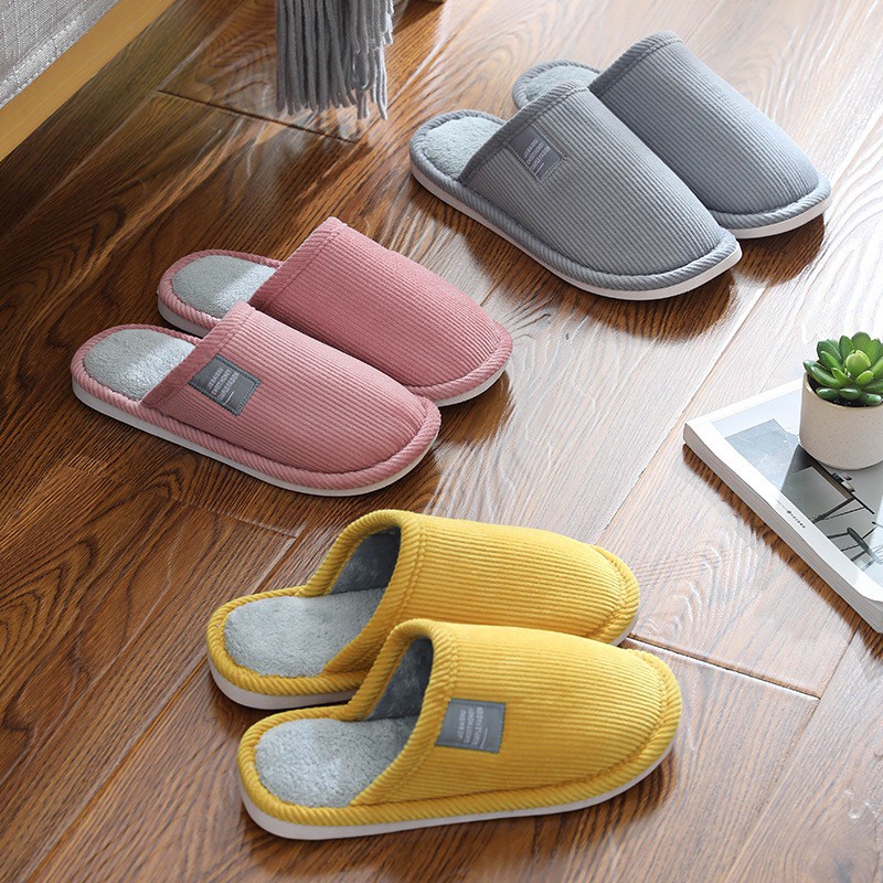 ภาพหน้าปกสินค้ารองเท้าใส่ในบ้าน รองเท้า สลิปเปอร์ พื้นยาง กันลื่น slipper สีพื้น (JIE)
