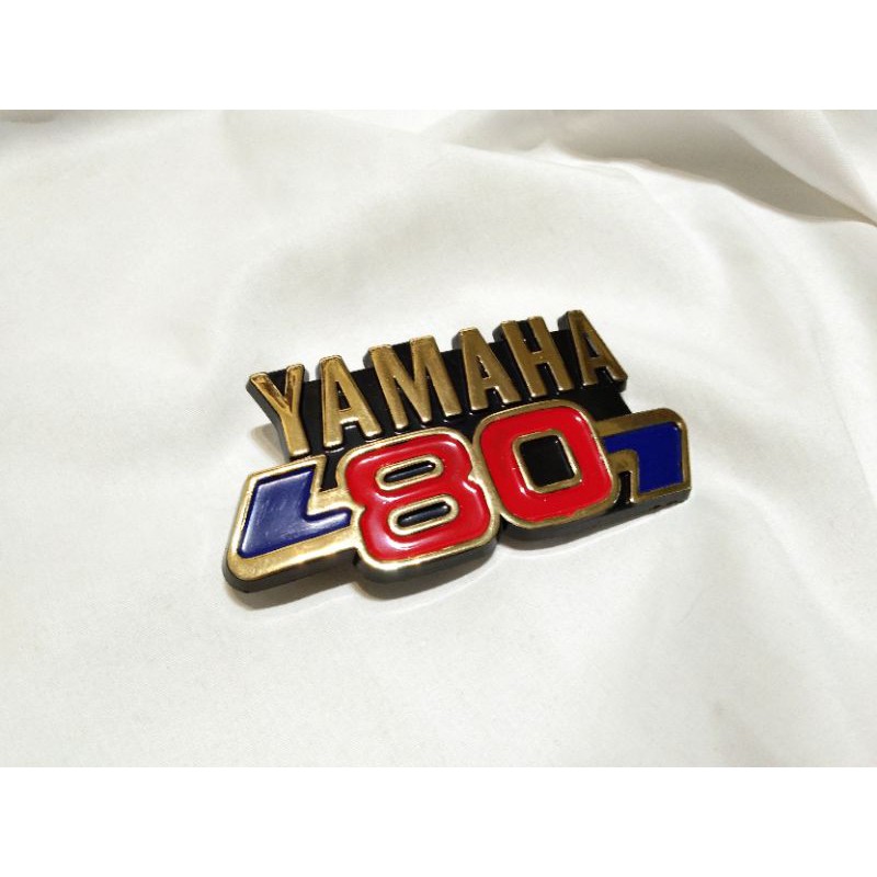 ตราบังลม-v50-v80-โลโก้บังลม-yamaha-v80-เกรด-a-ใช้ทดแทนอะไหล่เดิม