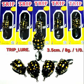 ภาพหน้าปกสินค้ากบยาง ทริป(TRIP) ขนาด3.5cm. หนัก8g. ทรงตาโตสีดำรายจุดทอง ซึ่งคุณอาจชอบราคาและรีวิวของสินค้านี้