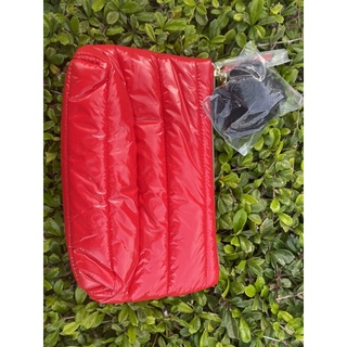 กระเป๋าเครื่องสำอาง แบรนด์ Estee Lauder สีแดงแสบตาพร้อมพู่สีดำตุ้งติ้งสุดคิ้วท์ผ้าบุนุ่มนิ่ม มีซับใน ขนาด 8x5.5 นิ้ว